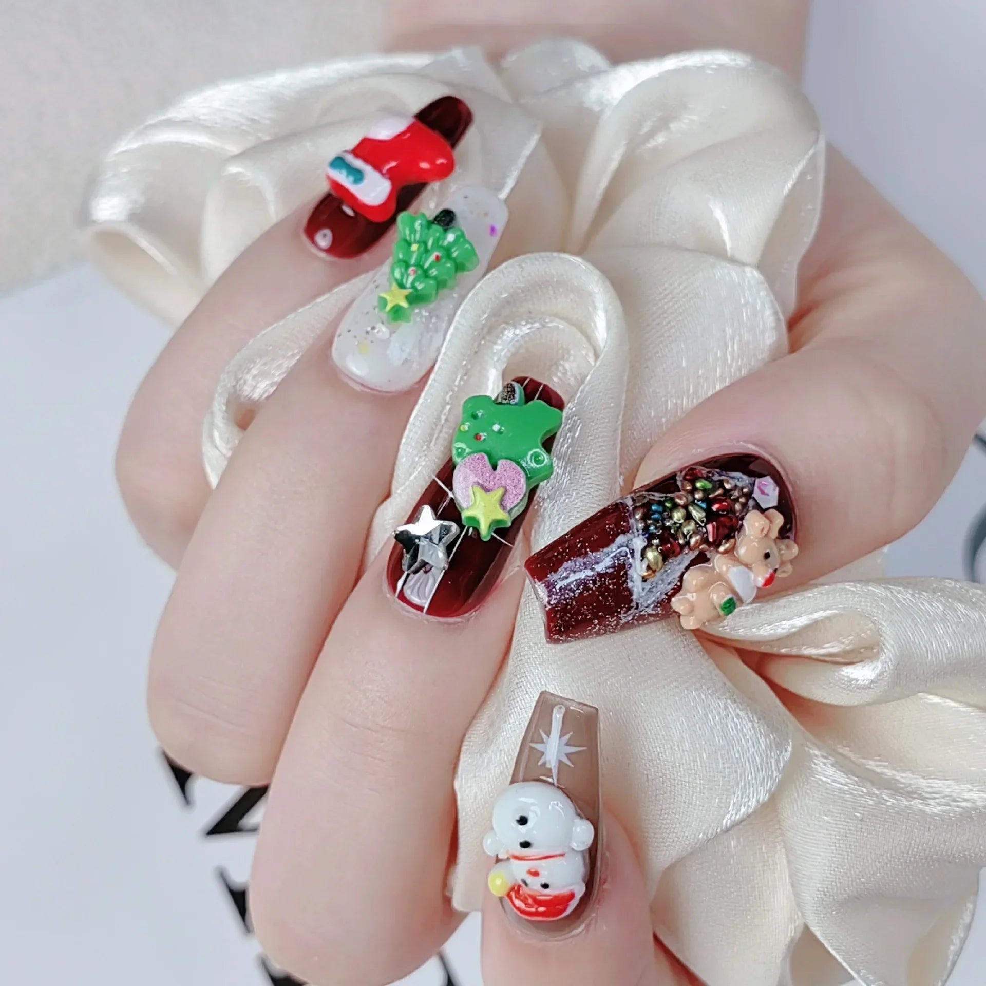 10Pcs Handcrafted with Snowman&Christmas Tree Decor Cheerful Red&Green Christmas Press-On Nails Perfect for Women&Girls Wear